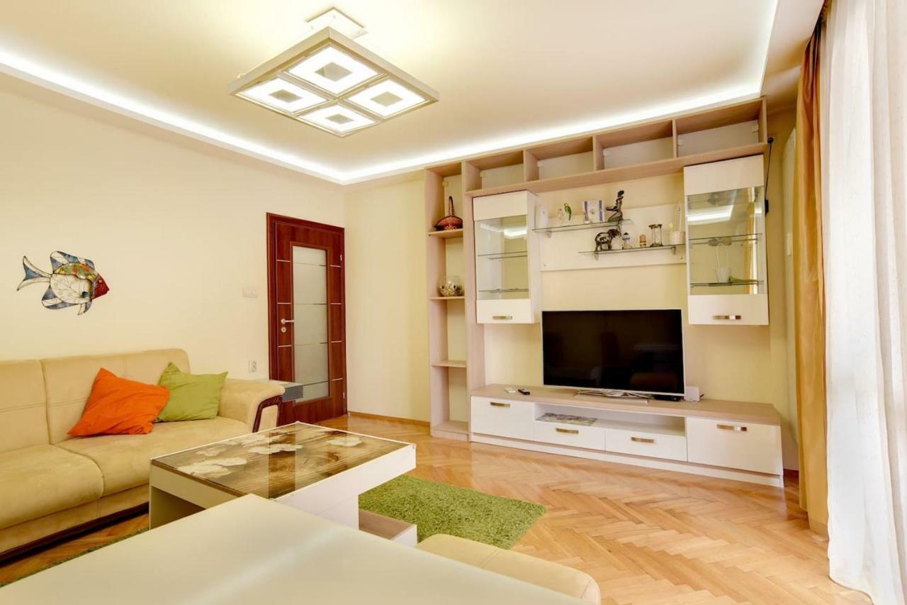 Spacious And Stylish Apartment In The Heart Of Sofia Plus Parking Esterno foto